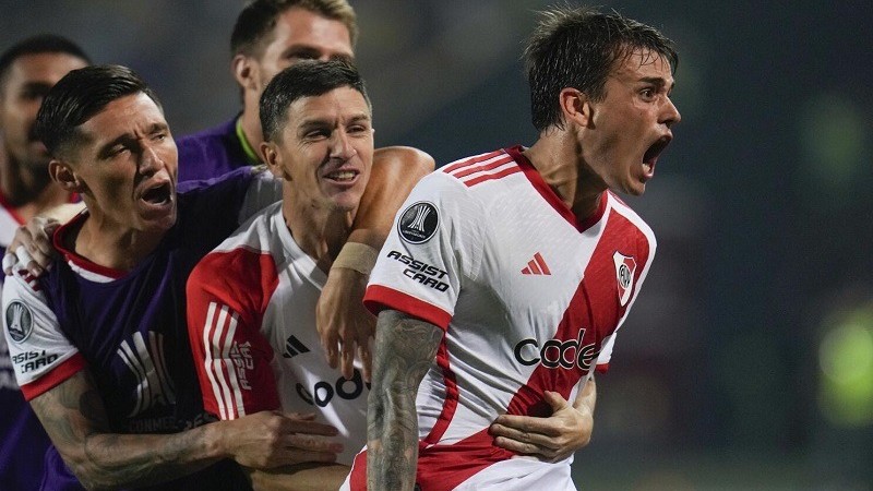 Nicolás Fonseca, de River Plate de Argentina, celebra tras anotar ante Deportivo Táchira de Venezuela en un duelo de la Copa Libertadores, disputado el martes 2 de abril de 2024 (AP Foto/Matias Delacroix)